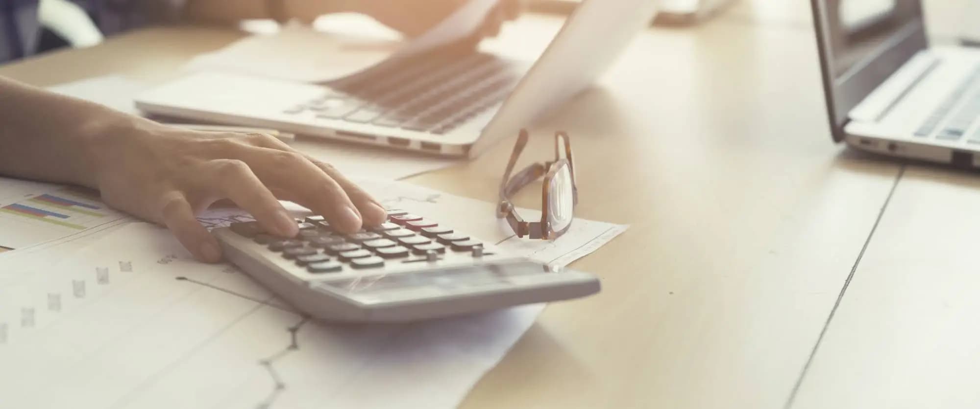 Bannière représentant une famille en Nouvelle-Calédonie